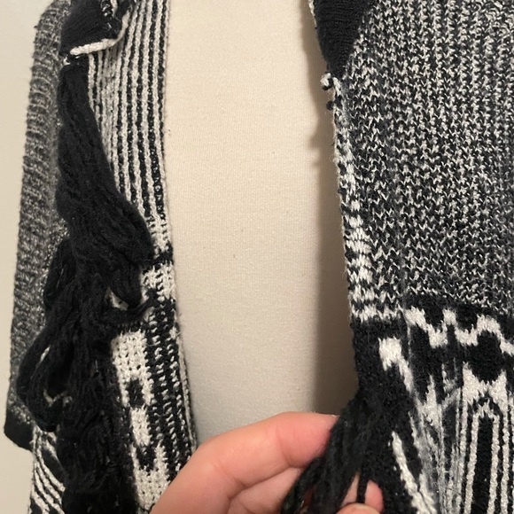 American Eagle open front Poncho Sweater one Size Grey fringe western soft - Picture 2 of 8